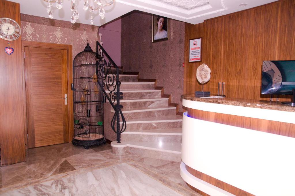 TV a/nebo společenská místnost v ubytování Kerimbey Hotel