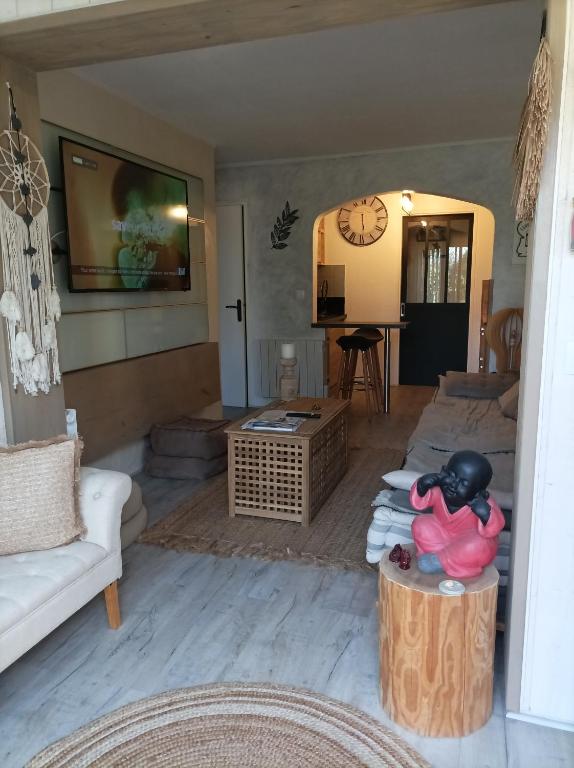 un salon avec un canapé et une table dans l'établissement Escapade Cocooning résidence avec piscine Rez de jardin Fibre Orange, à Fréjus