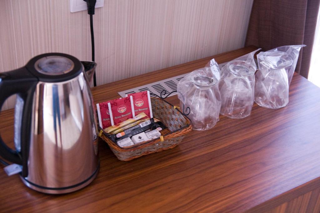 Příslušenství pro přípravu čaje a kávy v ubytování Kerimbey Hotel