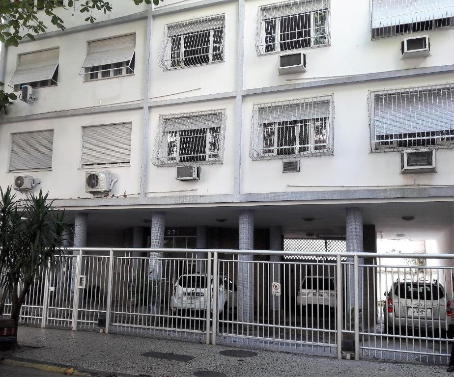 un edificio blanco con coches estacionados frente a él en RIO DE JANEIRO - LEBLON BEACH, en Río de Janeiro