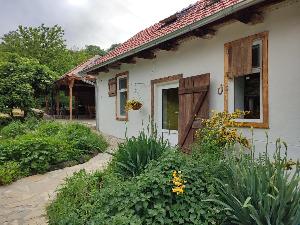 uma casa branca com uma porta e um jardim em Balkan Retreat em Bešenovo