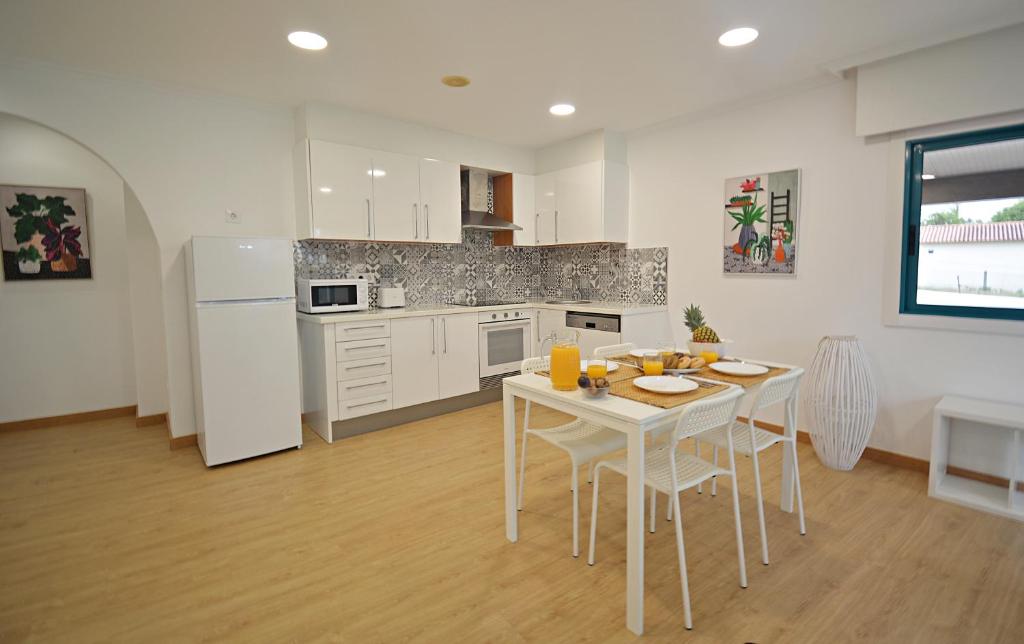 cocina con mesa y sillas en una habitación en Adosados de playa en Balea - San Vicente do Mar, en O Grove