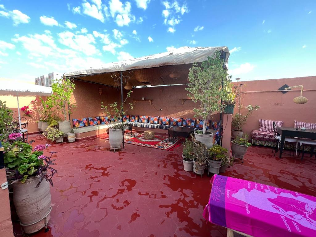 un patio con un montón de macetas y una tienda de campaña en Riad Malfa, en Marrakech