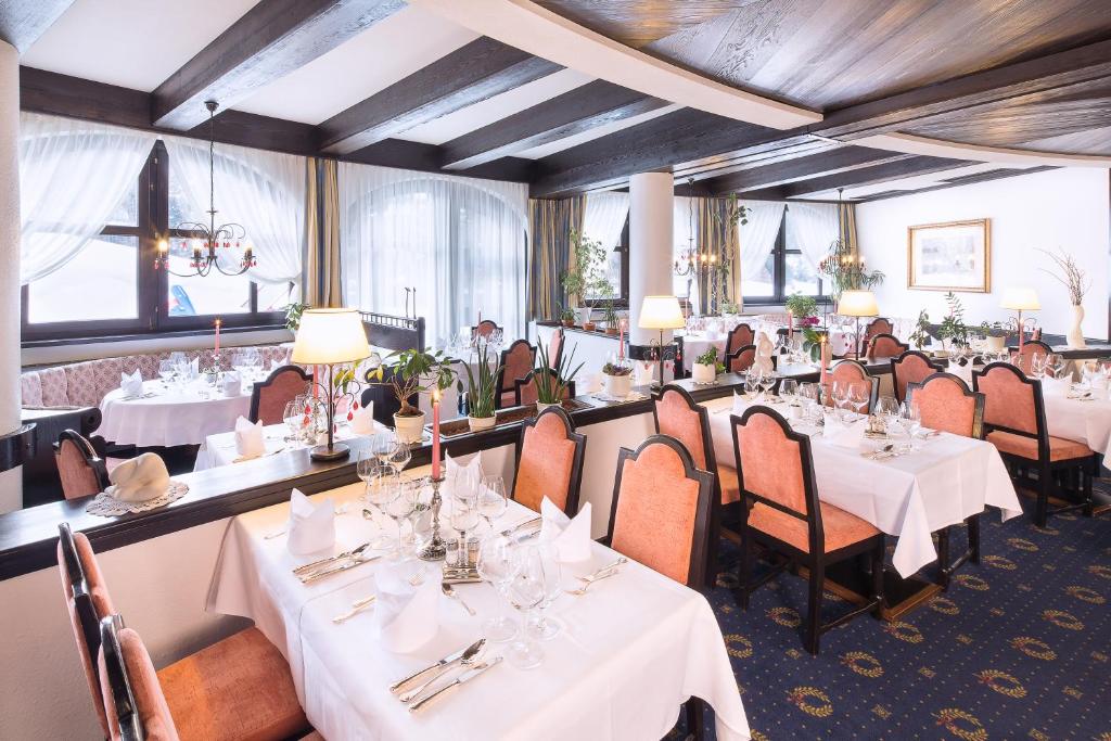 Reštaurácia alebo iné gastronomické zariadenie v ubytovaní Hotel Neue Burg