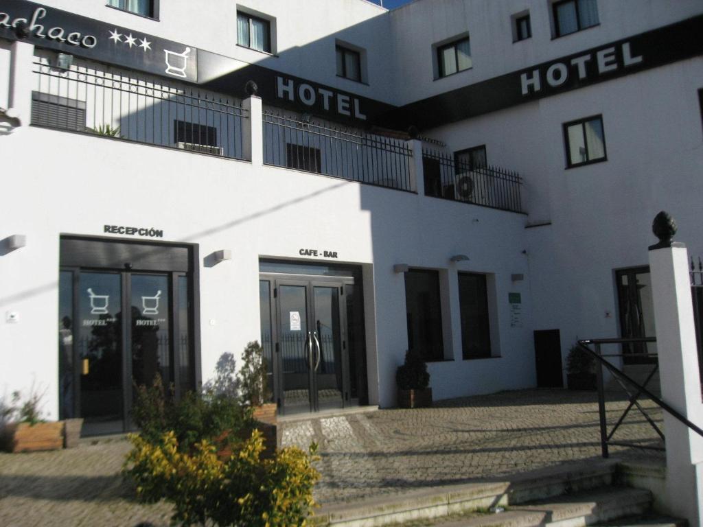 un hotel con dos entradas a un edificio en Hotel Machaco, en Alburquerque