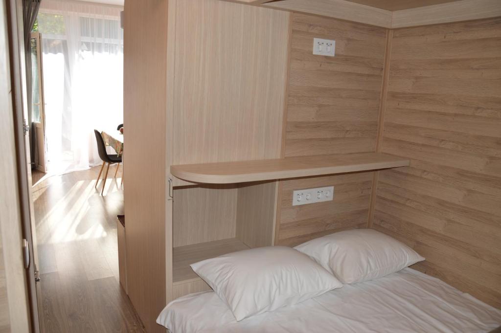 Una cama o camas en una habitación de Cool flat with own garden