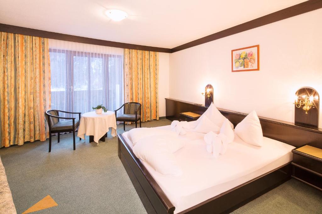 Posteľ alebo postele v izbe v ubytovaní Hotel Neue Burg