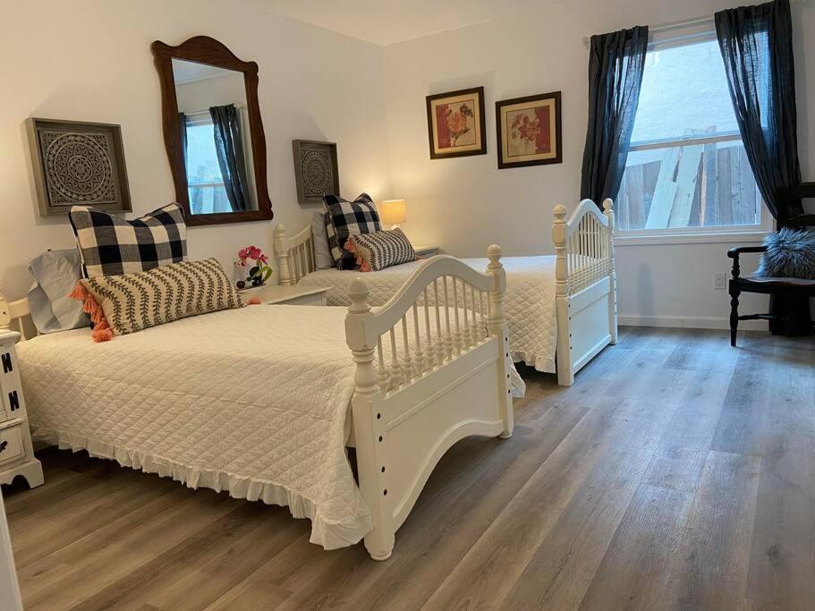 Säng eller sängar i ett rum på NEW! Charming San Carlos 2BR Remodeled
