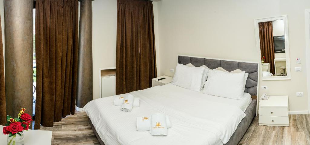 Uma cama ou camas num quarto em Hotel Pazari & Apartments