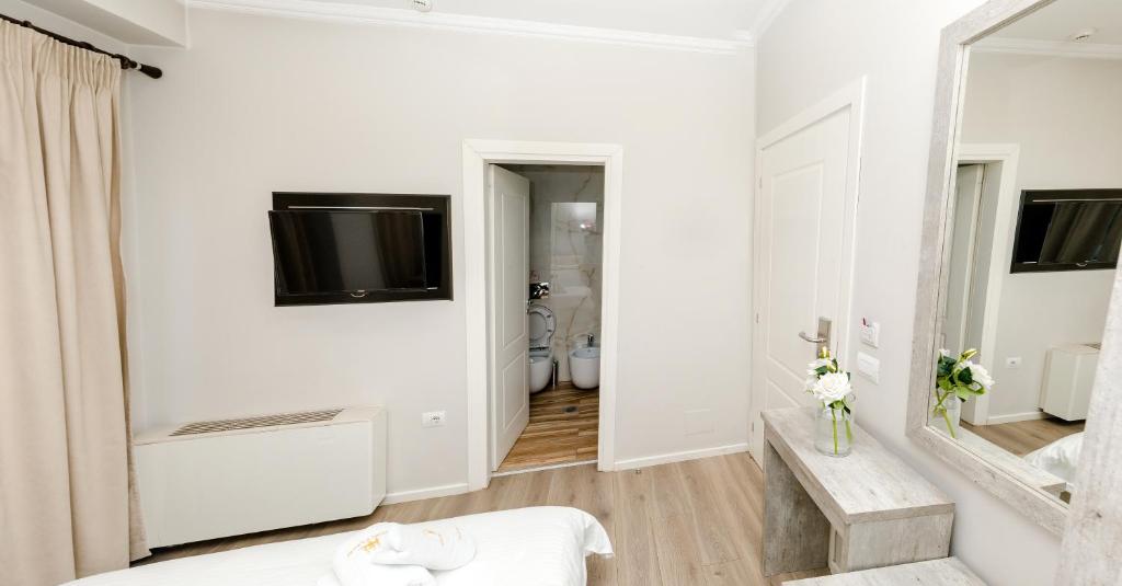 Uma casa de banho em Hotel Pazari & Apartments