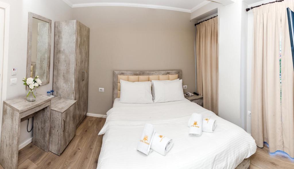 Uma cama ou camas num quarto em Hotel Pazari & Apartments