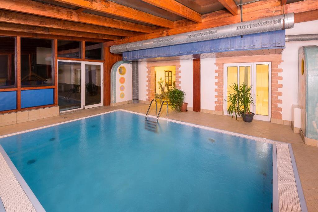 Bazén v ubytovaní Hotel Neue Burg alebo v jeho blízkosti