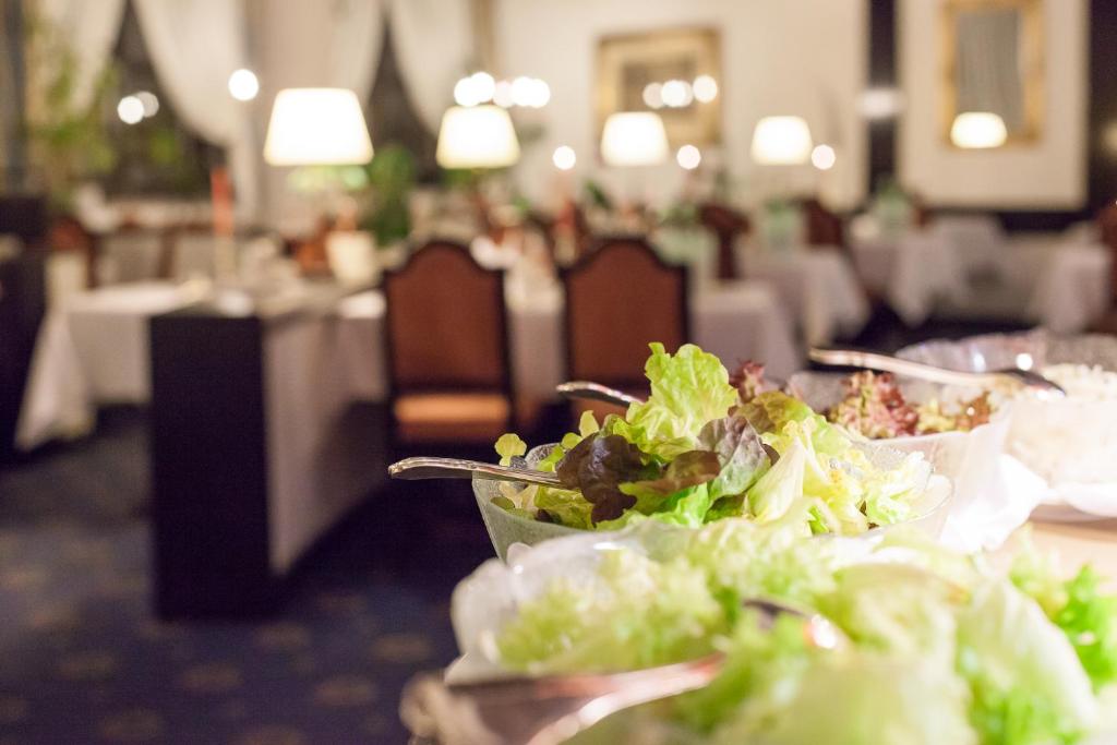 Reštaurácia alebo iné gastronomické zariadenie v ubytovaní Hotel Neue Burg