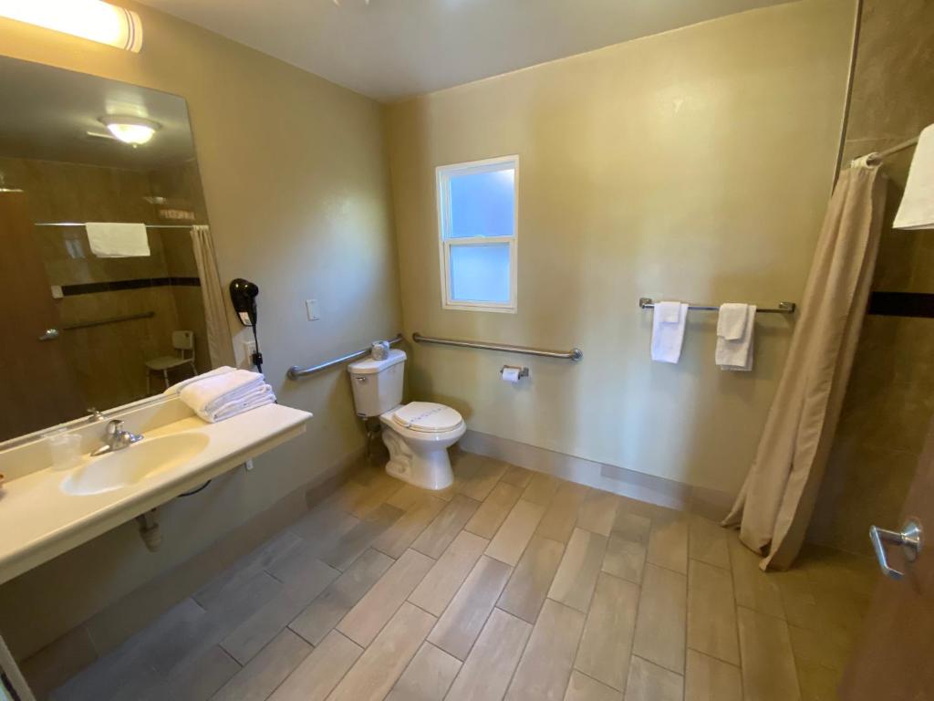 Ein Badezimmer in der Unterkunft Town and Country Inn