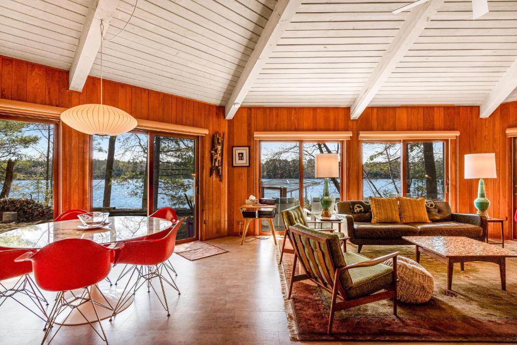 sala de estar con mesa y sillas rojas en The Octagon on Big Bass, en Eagle River