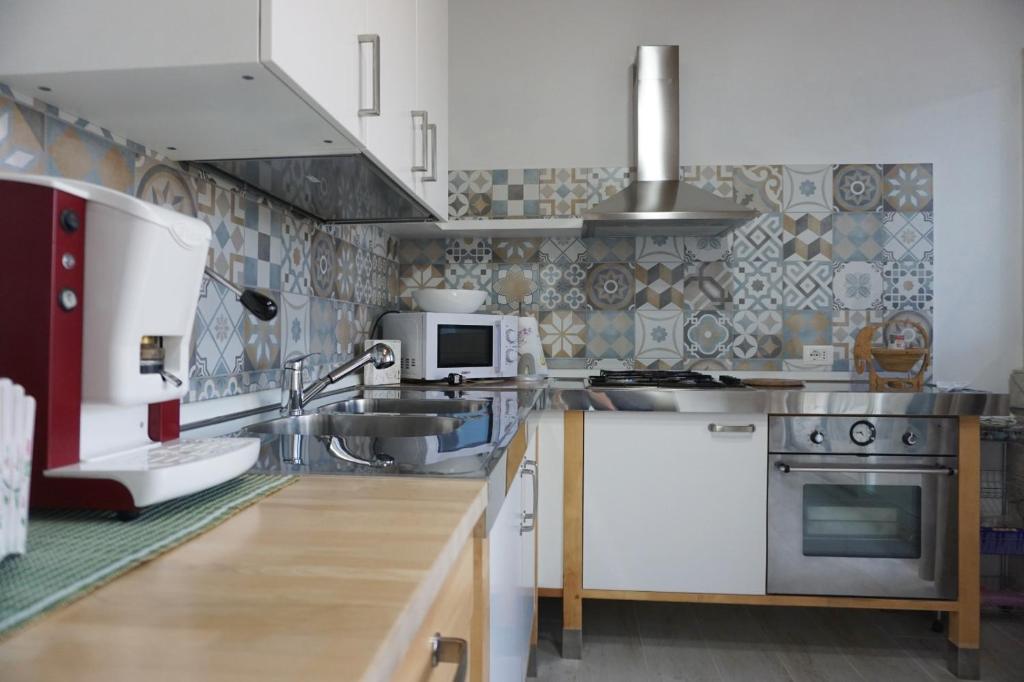 Kuchyň nebo kuchyňský kout v ubytování Holiday House Villa AleGiù Marzamemi