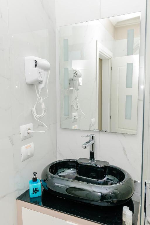 Uma casa de banho em Hotel Pazari & Apartments