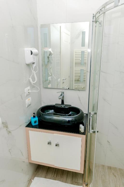 Uma casa de banho em Hotel Pazari & Apartments