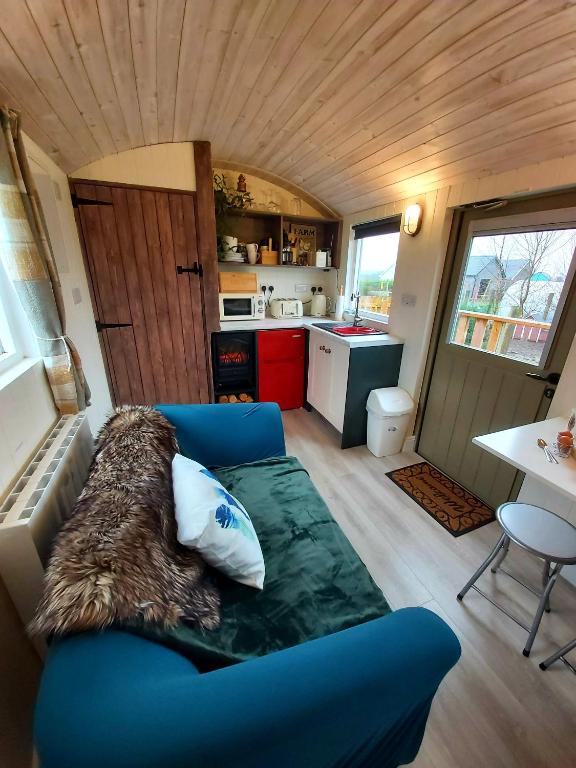 Köök või kööginurk majutusasutuses The Feathers Shepherds Hut