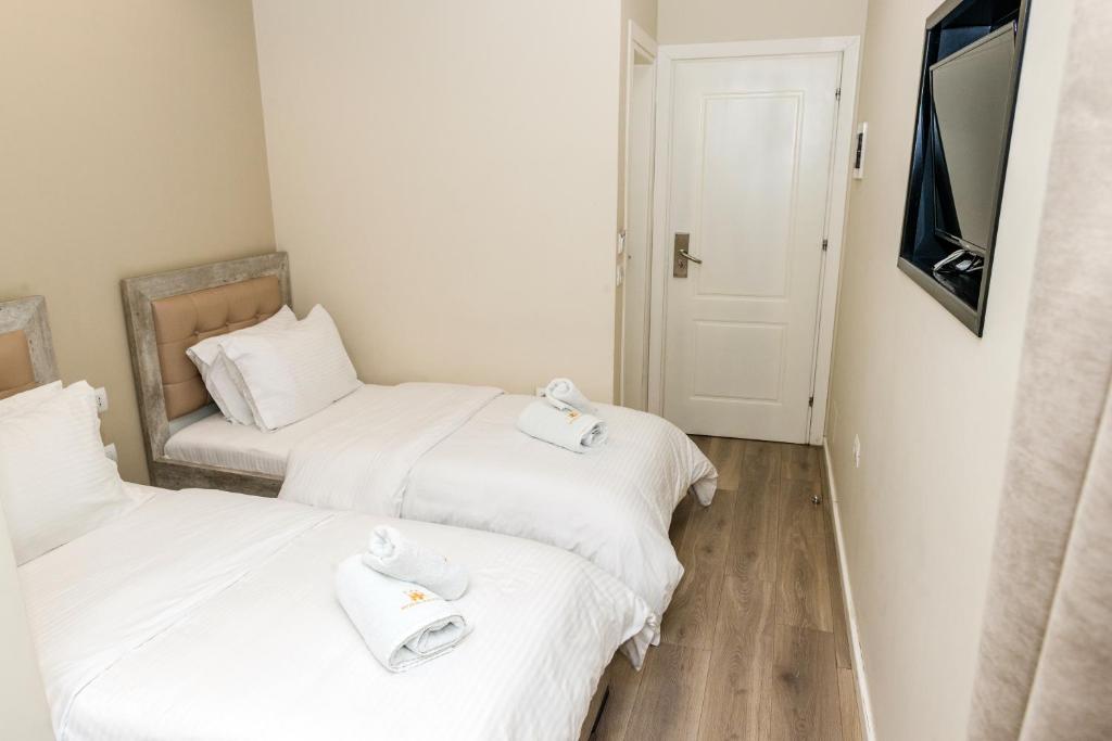 Uma cama ou camas num quarto em Hotel Pazari & Apartments