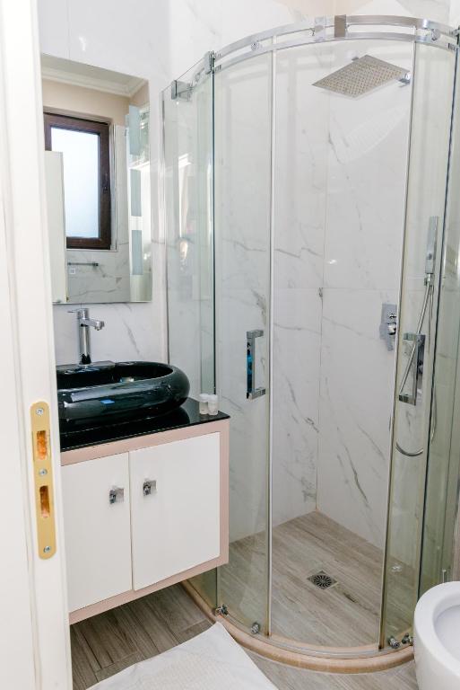 Uma casa de banho em Hotel Pazari & Apartments