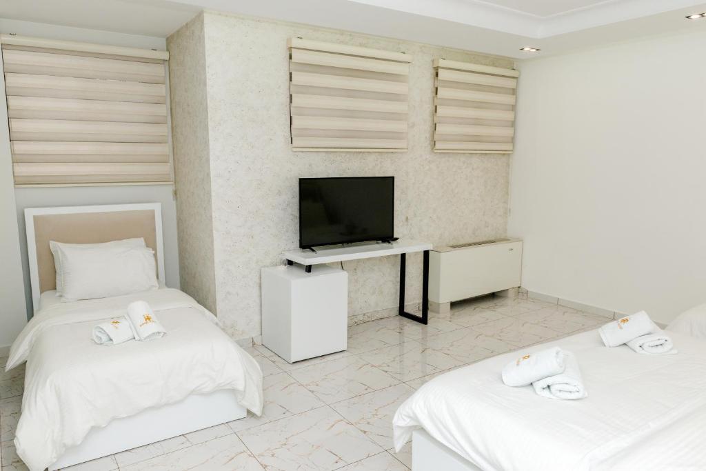 Uma cama ou camas num quarto em Hotel Pazari & Apartments