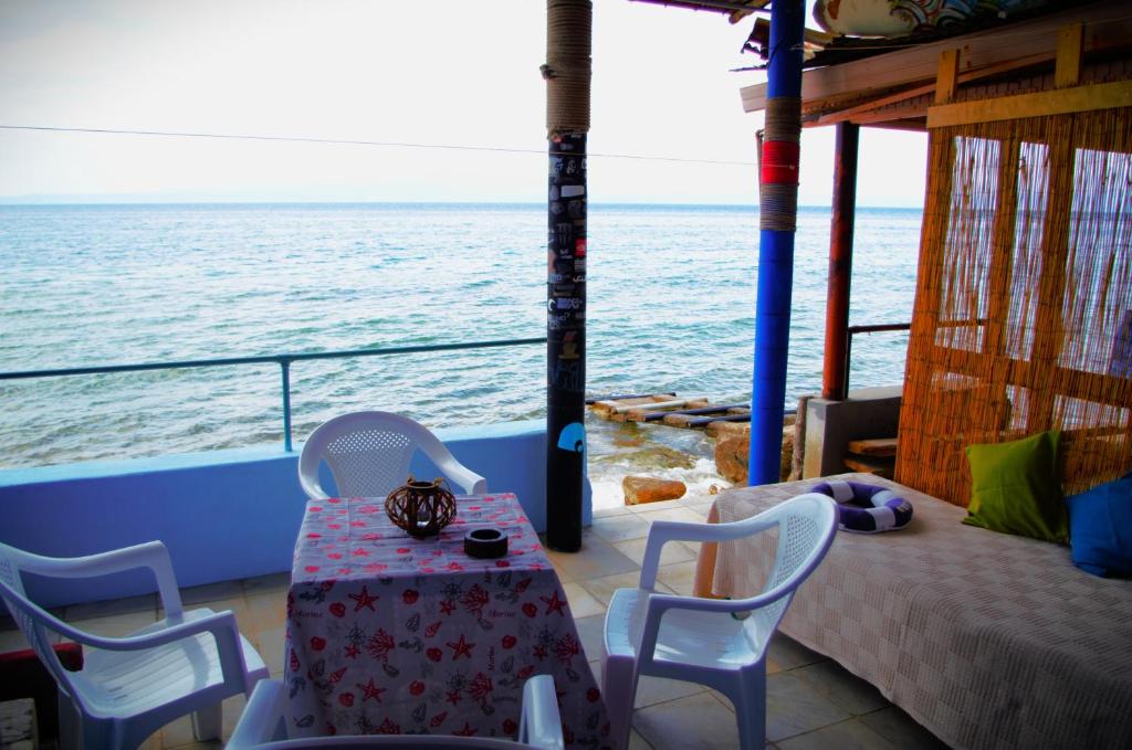 uma mesa e cadeiras na varanda de um navio de cruzeiro em Amfialos em Skala Kallirakhis