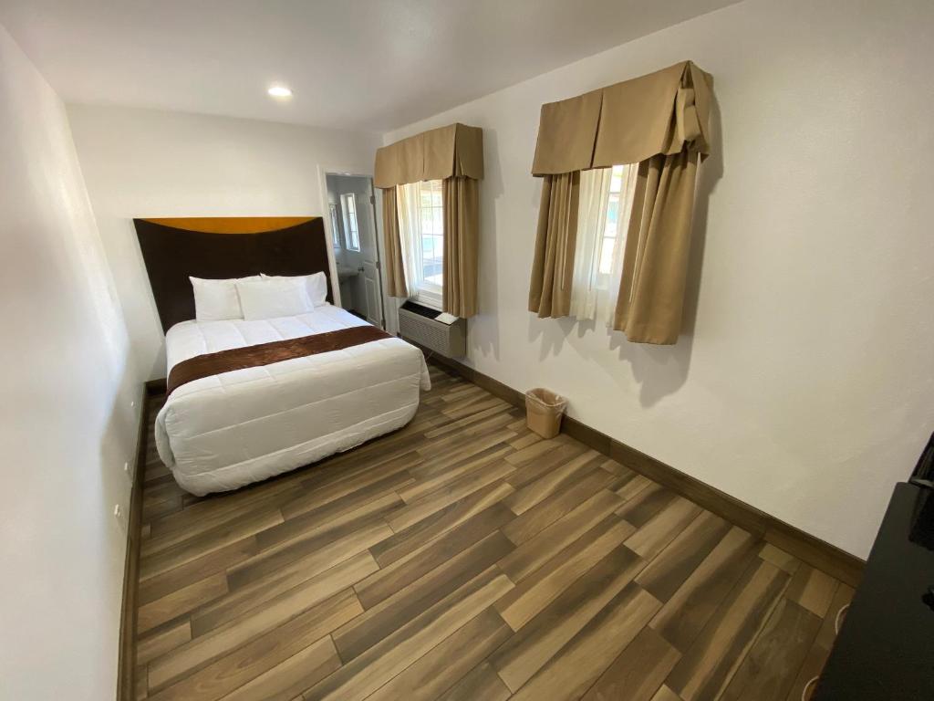 Ein Bett oder Betten in einem Zimmer der Unterkunft Town and Country Inn