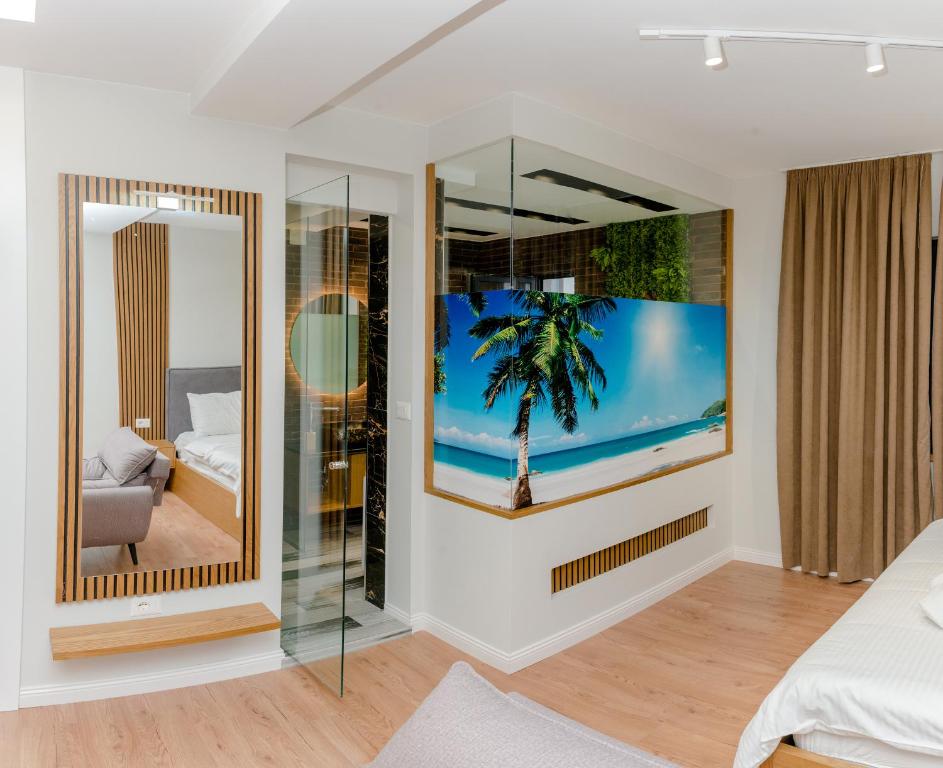 uma sala de estar com um grande aquário na parede em Hotel Pazari & Apartments em Korçë