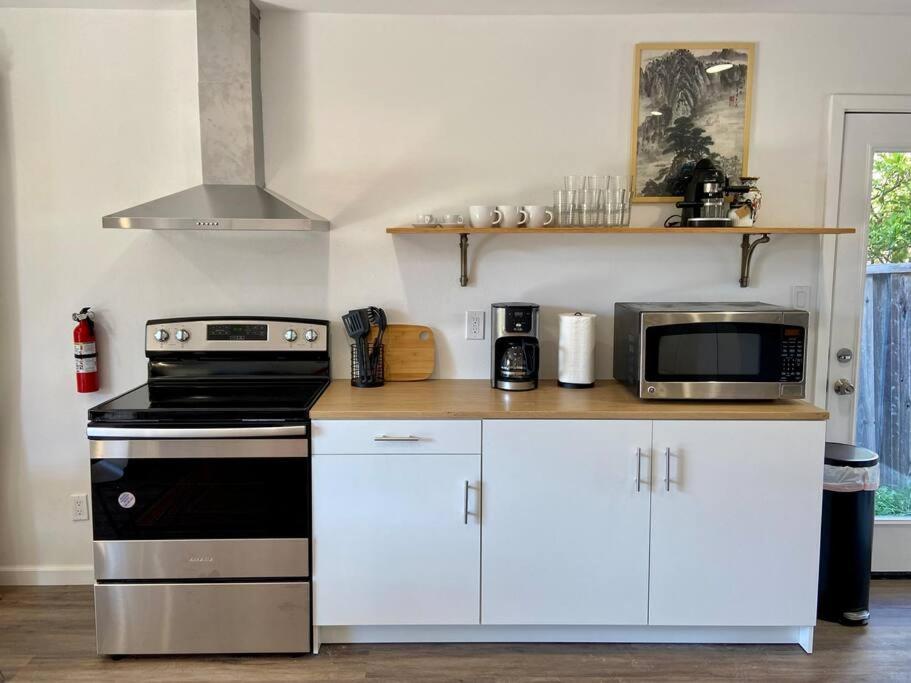 uma cozinha com um fogão e um micro-ondas em Spacious Bright Renovated 2 Bedroom 2 Bath Central em San Carlos