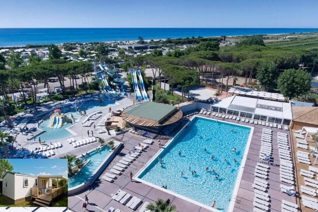 einen Luftblick auf einen Pool in einem Resort in der Unterkunft Mobile Home OuiReves 113 facing the Mediterranean in Sète