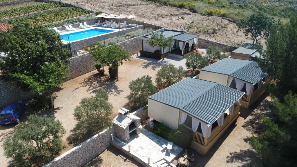 Bazén v ubytovaní New Adria mobile Home - camp Vala alebo v jeho blízkosti