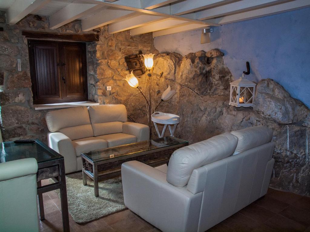 a living room with a couch and chairs and a table at Casa Rural La Ardina in Sotres