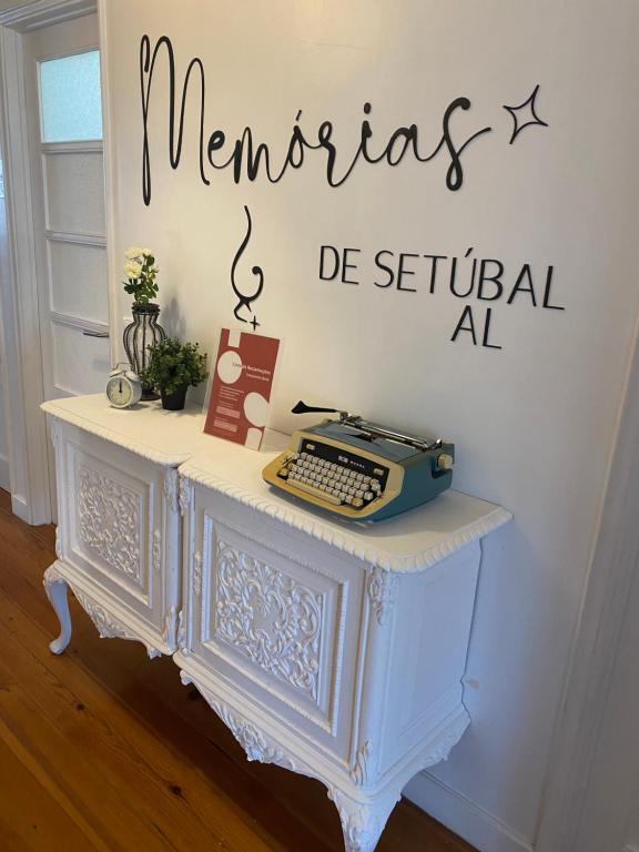Biały stół z maszyną do pisania na górze w obiekcie Memórias de Setúbal AL w mieście Setúbal