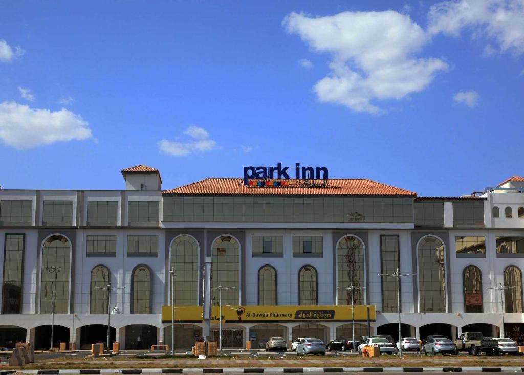 納季蘭的住宿－Park Inn by Radisson Najran，上面有公园标志的建筑物