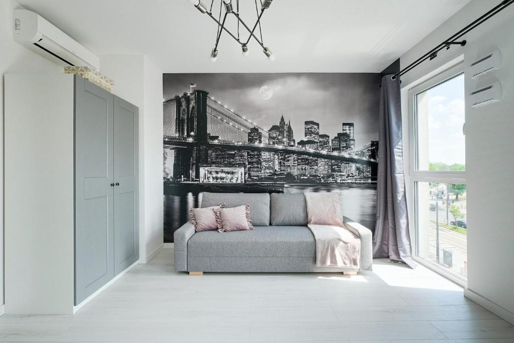sala de estar con sofá y mural de la ciudad en Targowa 10 London Studio, en Varsovia