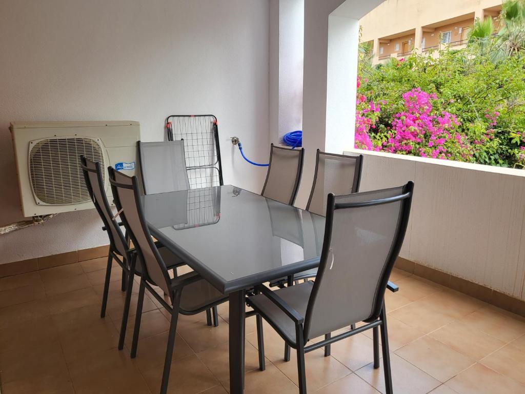 Fotografia z galérie ubytovania Bajo precioso en primera línea de Vera-Playa con piscina privada y terraza! v destinácii Vera