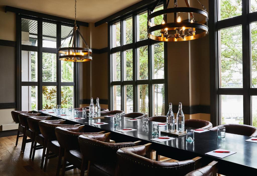 Restaurace v ubytování Kimpton Riverplace Hotel by IHG