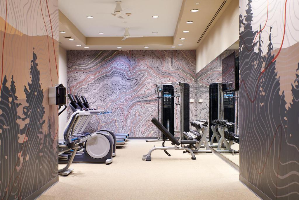 Fitness centrum a/nebo fitness zařízení v ubytování Kimpton Riverplace Hotel by IHG