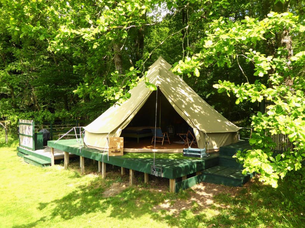 une grande tente au milieu d'un champ dans l'établissement Belair le Camping, à Champagnac-de-Bélair