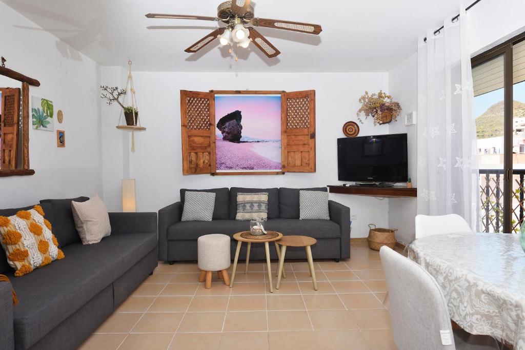 TV a/nebo společenská místnost v ubytování Ático con encanto en Cabo de Gata. A 100m de la playa.