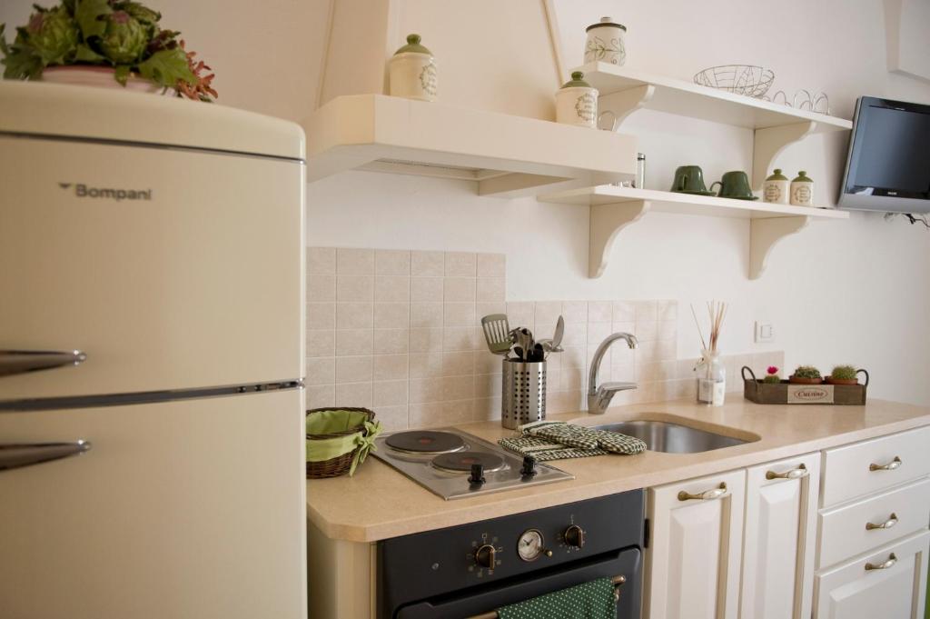 A kitchen or kitchenette at Masseria Bianca di Puglia