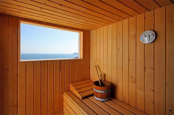 esquina de una sauna con ventana en Villa Bombon, en Jávea