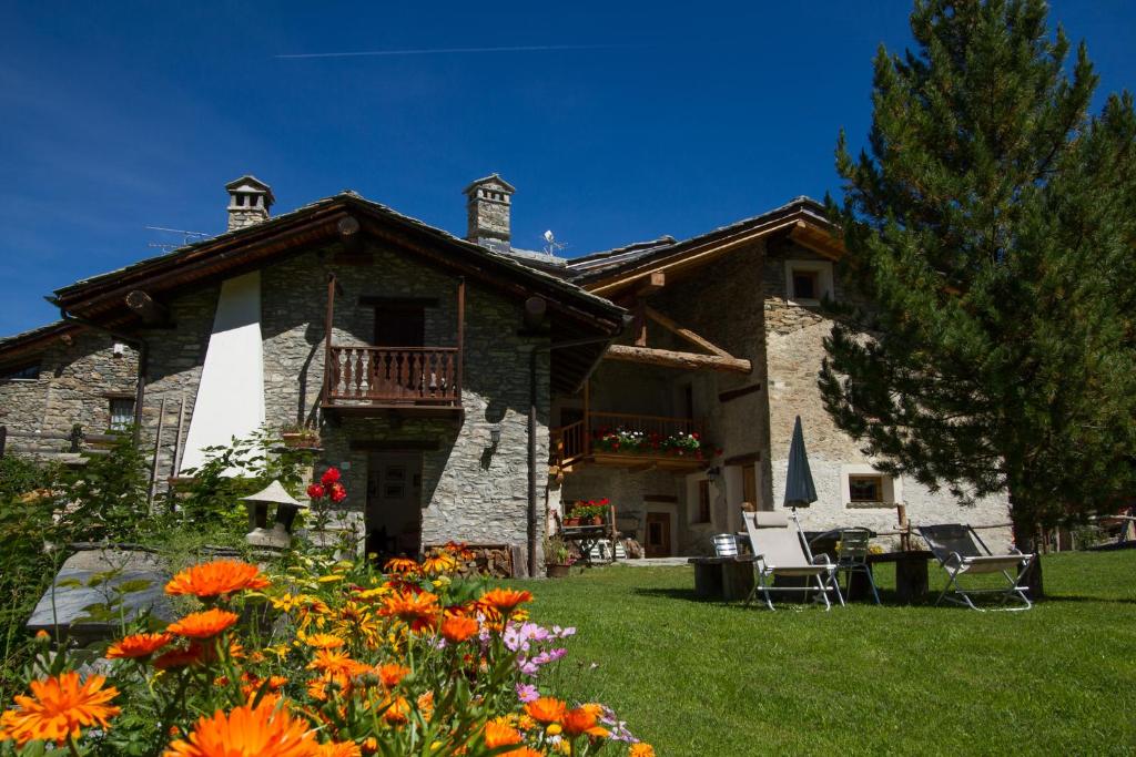 a house with flowers in front of it at Maison Peroulaz in Charvensod
