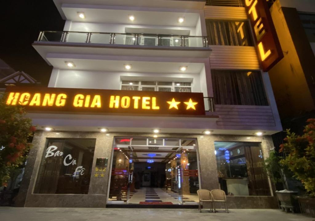 un hotel con un cartel que dice higgins ga ga hotel en Khách Sạn Hoàng Gia 2 Lào Cai en Lao Cai