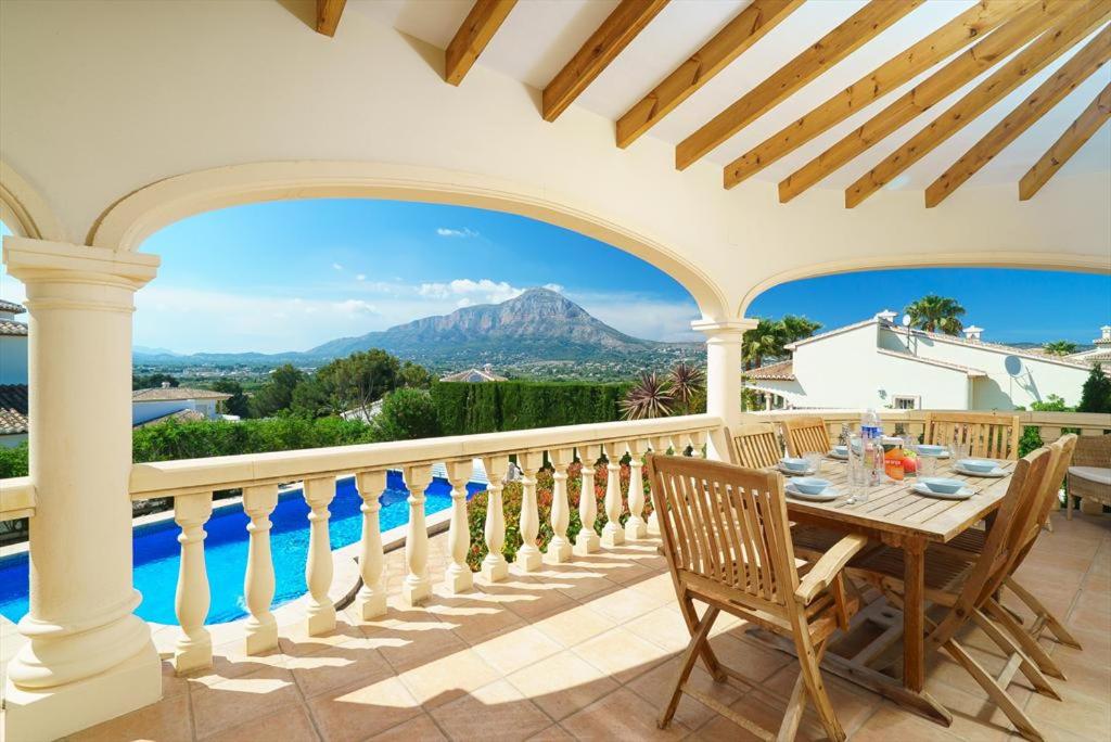A general mountain view or a mountain view taken from A villát
