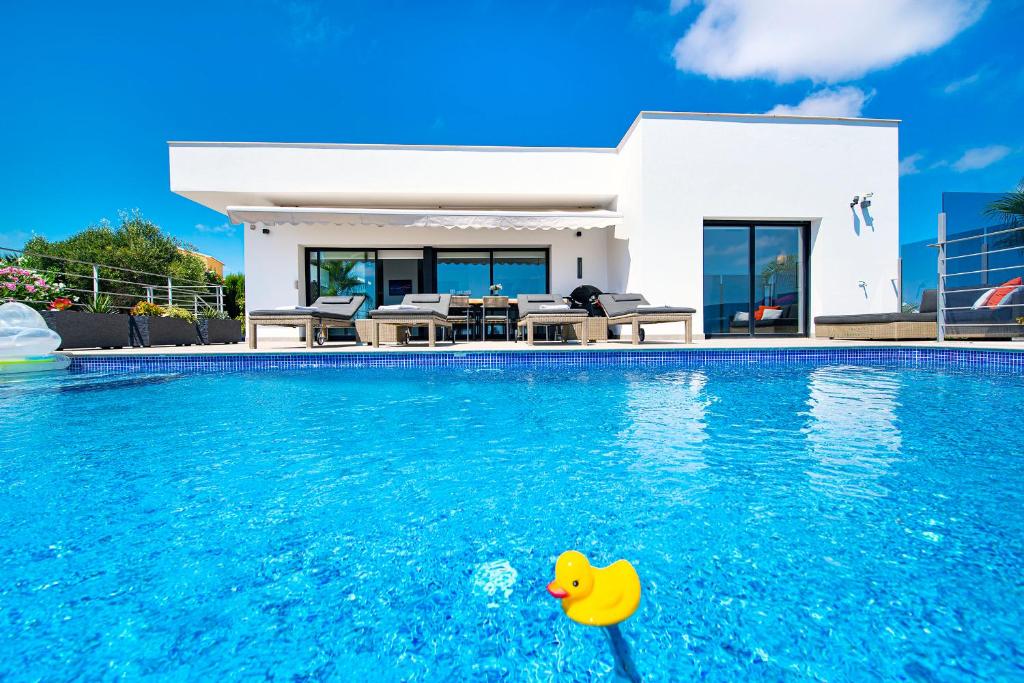 een rubberen eend in het zwembad van een villa bij Villa Irene - Dream Seaview - by Holiday Rentals Villamar in Benitachell