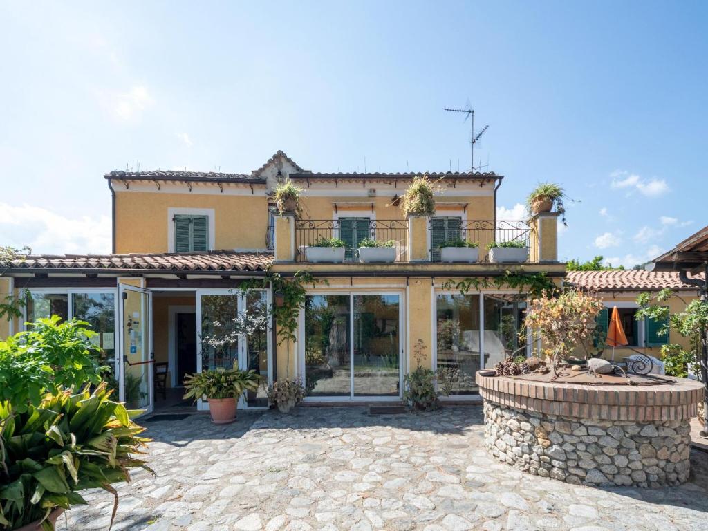 Elle offre une vue sur l'extérieur d'une maison dotée de grandes fenêtres. dans l'établissement Ancient holiday home in the countryside of Stilo with garden, à Guardavalle