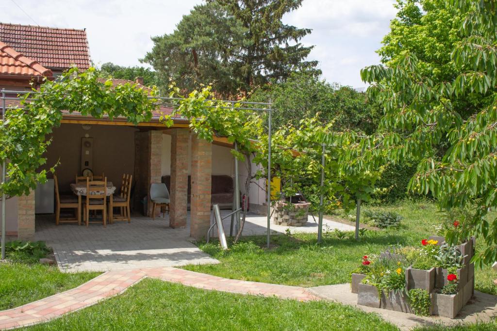 Ogród w obiekcie Ilona Apartman