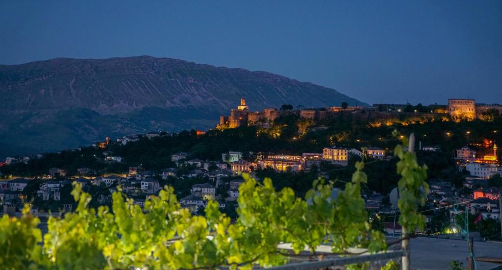 uma vista da cidade à noite em Patio Rooms Gjirokaster em Gjirokastër